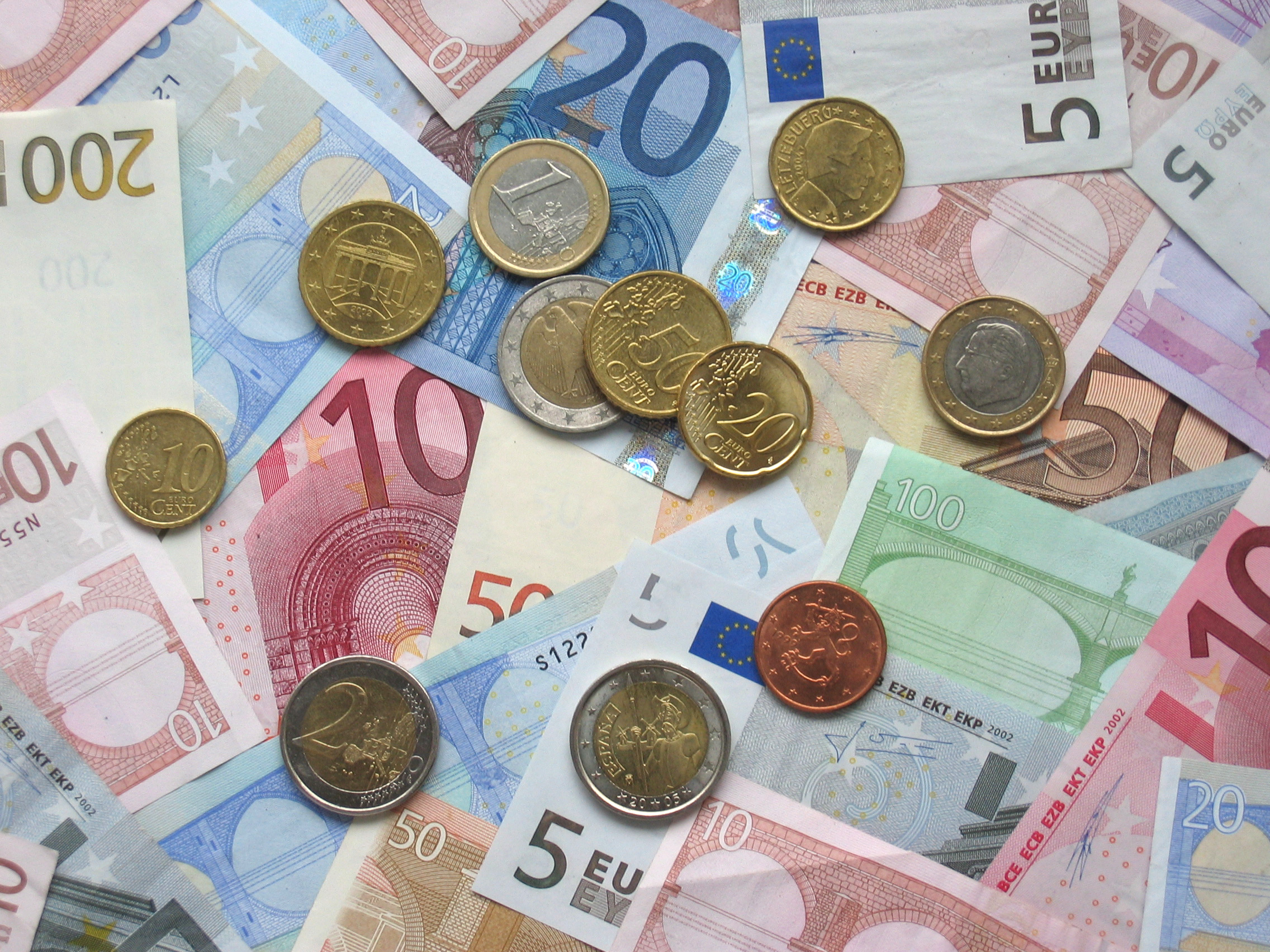 Euro a coborât la cel mai scăzut nivel din acest an. Cât valorează acum moneda