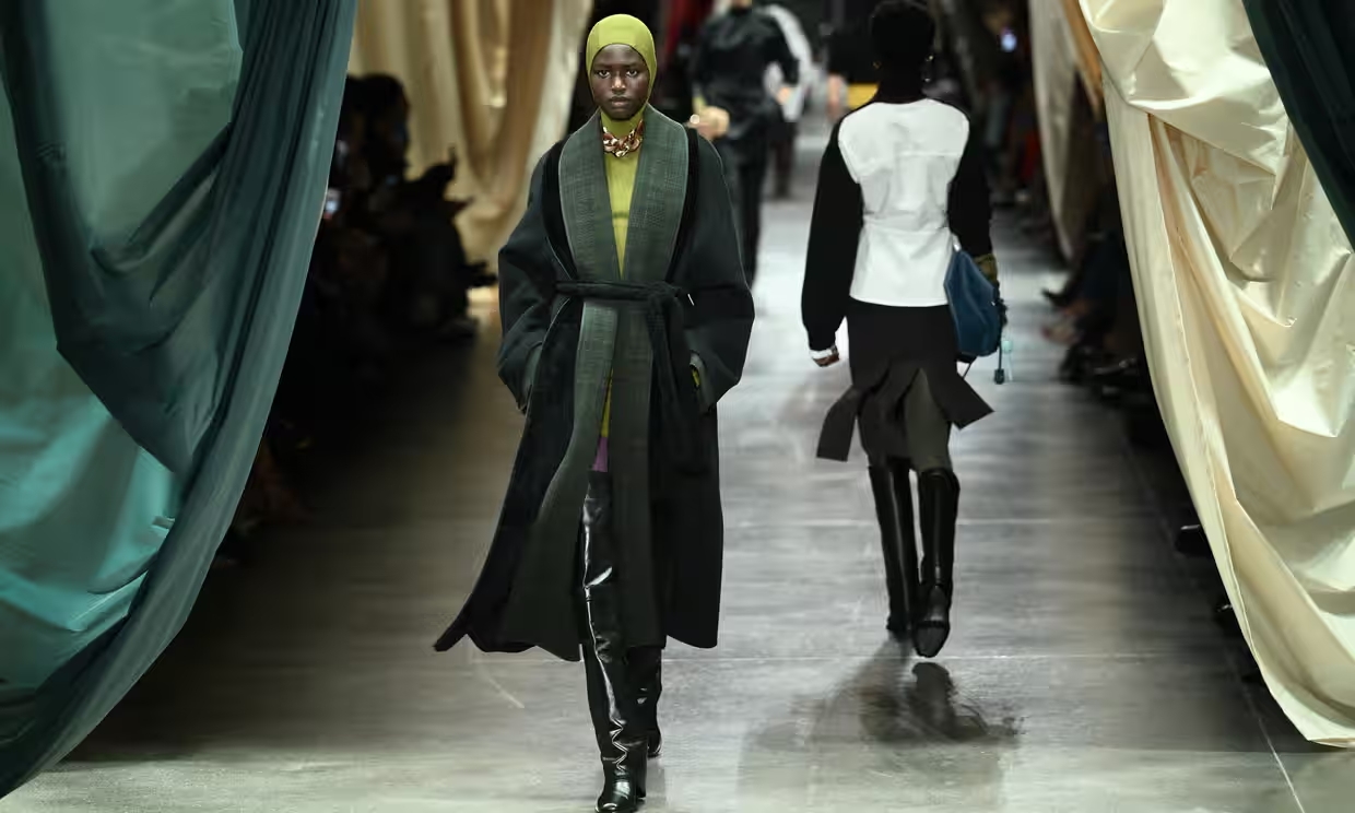 Milano Fashion Week: Fendi dă startul Săptămânii Modei cu o trimitere la moștenirea romană
