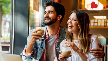 Un manual de clasa a 9-a face furori pe internet. Ore despre relații, dating și despărțiri