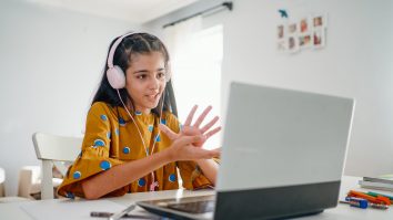 La ce se uită copilul tău pe net în vacanță? Cum poți să îi monitorizezi activitatea