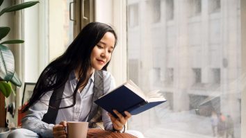 Gen Z redescoperă cărțile fizice. Kaia Gerber, model: „Cititul este așa de sexy”