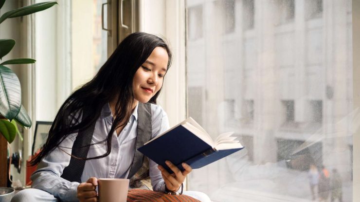 Gen Z redescoperă cărțile fizice. Kaia Gerber, model: „Cititul este așa de sexy”