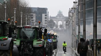 VIDEO. Haos la Bruxelles. Cartierul European este asediat de fermieri, în timp ce Summitul miniștrilor europeni ai agriculturii este în desfășurare