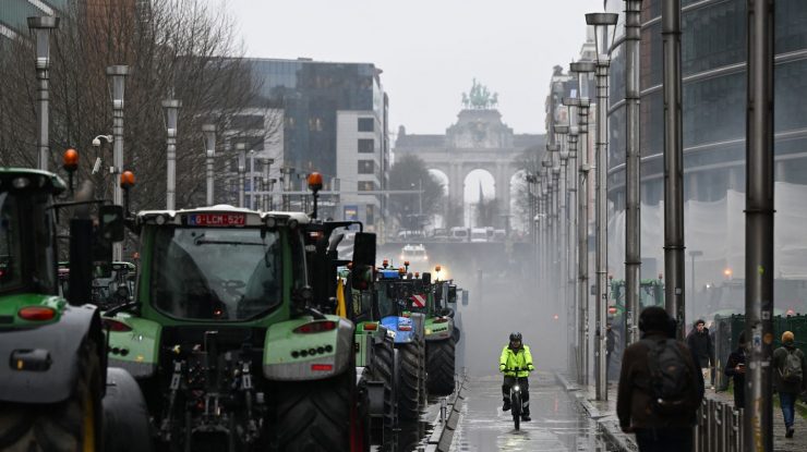 VIDEO. Haos la Bruxelles. Cartierul European este asediat de fermieri, în timp ce Summitul miniștrilor europeni ai agriculturii este în desfășurare