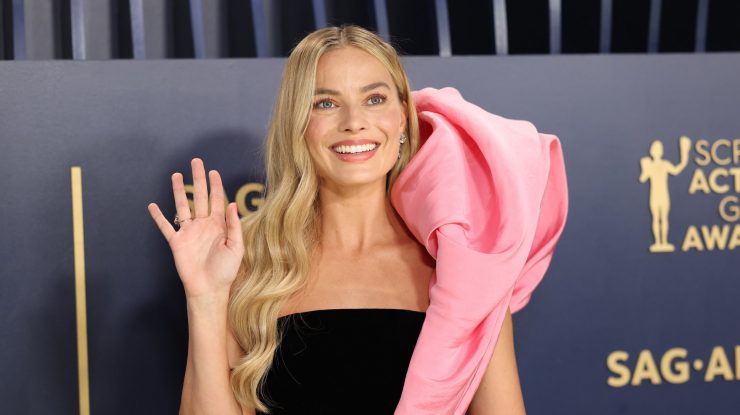 FOTO. Ce au purtat vedetele la decernarea premiilor SAG? Margot Robbie, Jennifer Aniston și Selena Gomez au strălucit pe red carpet