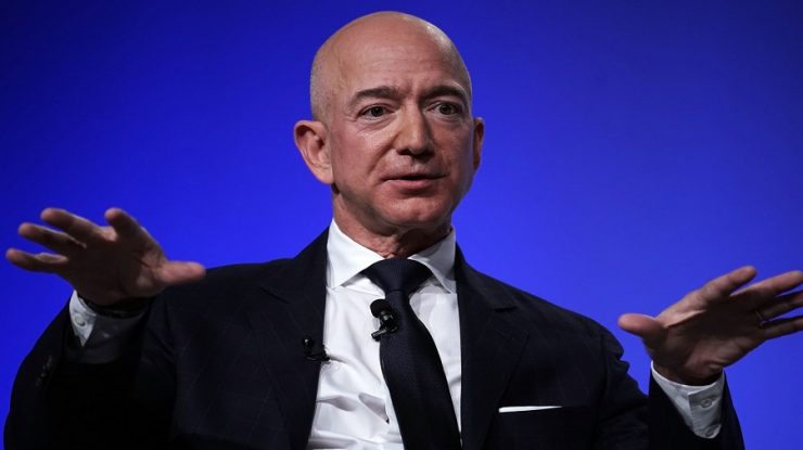 Jeff Bezos vinde acțiuni Amazon de 2 miliarde de dolari pe fondul creșterii prețului acțiunilor care îl apropie de titlul de cel mai bogat om din lume