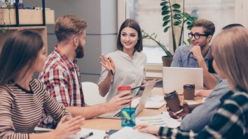 Ce impact are conflictul la locul de muncă? Psiholog: „Poate să aibă beneficii pozitive pentru că generează idei, aduce egalitate între membrii echipei”