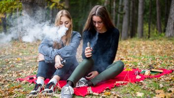 Minorii nu mai au voie să folosească țigări electronice. Parlamentul vrea ca școlile din România să ia măsuri împotriva fumatului