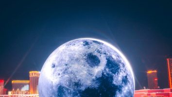 FOTO-VIDEO. Cum arată interiorul Sferei din Las Vegas? Roboții Aura răspund la întrebări și interacționează cu publicul