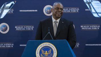 Secretarul Apărării, Lloyd Austin, a fost externat din spital după un tratament pentru „probleme urgente la vezica urinară”