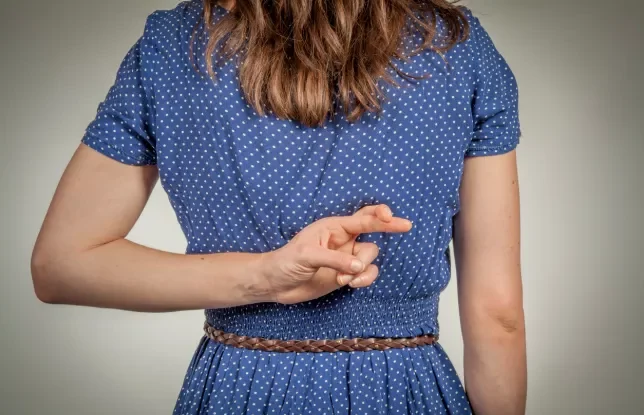 Cum detectăm mincinoșii? 82% dintre experți spun că aversiunea privirii nu este un indiciu de diagnostic