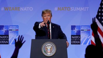 Trump își exprimă nemulțumirea față de NATO. Politico: „A făcut un imens favor Europei”