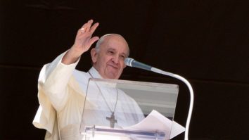 Papa Francisc preferă să binecuvânteze homosexualii decât afaceriștii veroși. Declarațiile suveranului pontif