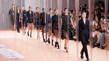 Armani aduce noua colecție la Milano Fashion Week. Modelele au purtat ținute de zi și de seară complet negre