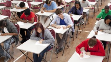 Universitatea din Glasgow reintroduce examenele fizice. Studenții susțin că preavizul este prea scurt