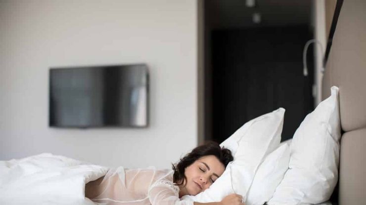 Dormi mai mult în weekend? Studiile arată că reduci riscul cu 20% de a dezvolta boli cardiace