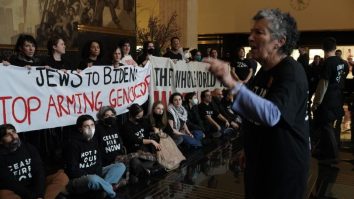 Hunter Schafer, starul din Euphoria, este printre protestatarii arestați în timpul apariției lui Biden la „Late Night”