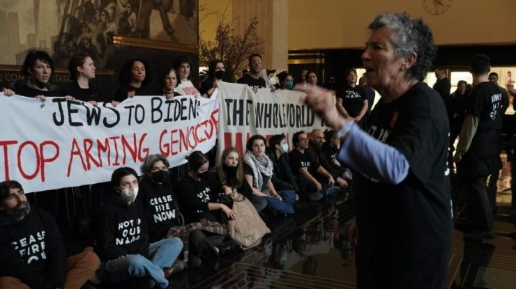 Hunter Schafer, starul din Euphoria, este printre protestatarii arestați în timpul apariției lui Biden la „Late Night”
