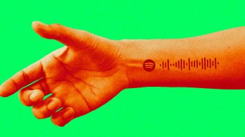 Spotify: „Ne place că ascultătorii poartă muzica preferată pe brațe”. În ultimii ani, sute de oameni și-au tatuat codul melodiei preferate