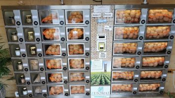 Un fermier a amplasat un automat de cartofi în comuna Șinteu, județul Bihor