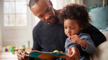 STUDIU. Copiii cărora li se citesc regulat povești se dezvoltă mai repede