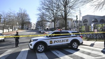 Bărbatul care și-a dat foc în fața ambasadei israeliene din Washington a murit