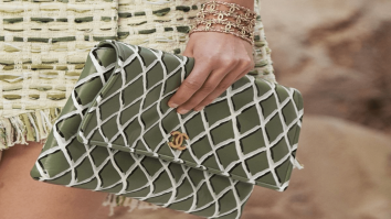 Generația Z se răsfață cu bunuri de lux pentru a-și calma disperarea economică. Ce aleg să își cumpere