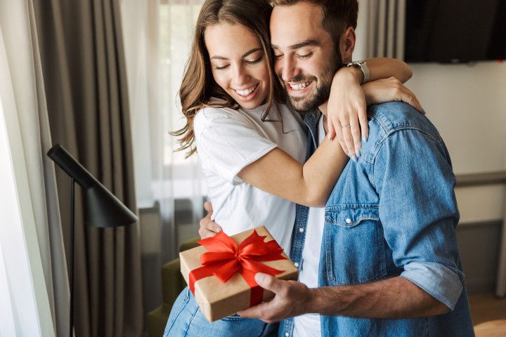 Oamenii cred că un cadou de Valentine’s Day le influențează relația. Ce superstiții sunt de Ziua Îndrăgostiților?