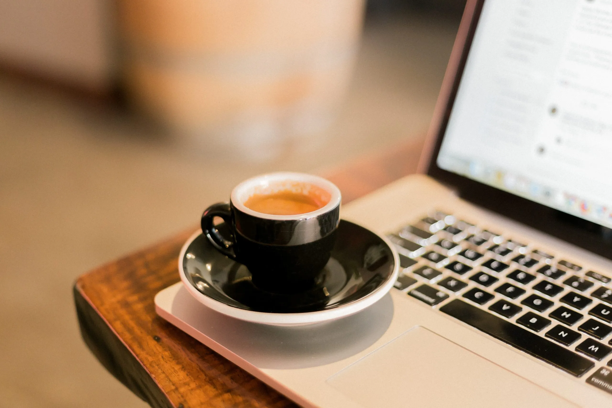 STUDIU. Trei căni de cafea pe zi pot accelera declinul cognitiv. Nutriționist: „Maximul recomandat e de 400 mg de cafeină”
