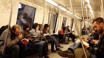 „Biblioteca de la metrou” este noul proiect al Primăriei București. Călătorii pot acum să împrumute cărți de la stația Piața Unirii