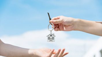 Ce îi poți oferi cuiva care tocmai ce s-a mutat într-o locuință? 10 cadouri de casă nouă cu care nu poţi da greş