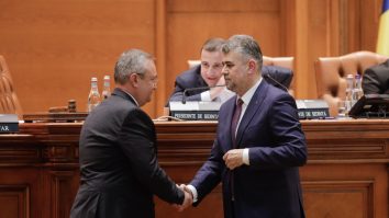 PSD și PNL anunță „pe surse” că s-ar fi înțeles pe comasarea alegerilor, cu „mici schimbări”. AUR, USR și UDMR nu sunt de acord