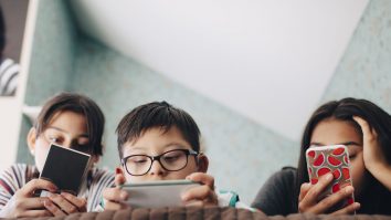 Copiii cu vârste cuprinse între 8 și 17 ani petrec între două și cinci ore pe zi online. Cum îi protejezi de pericolele de pe internet