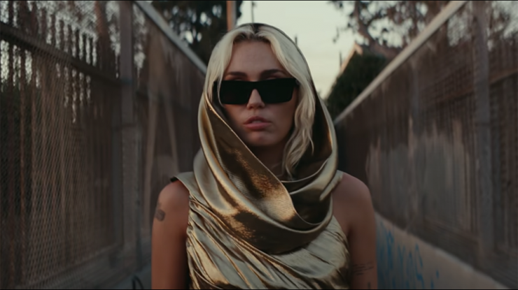 Miley Cyrus cucerește lumea. Hit-ul „Flowers” a fost cel mai bine vândut single de anul trecut