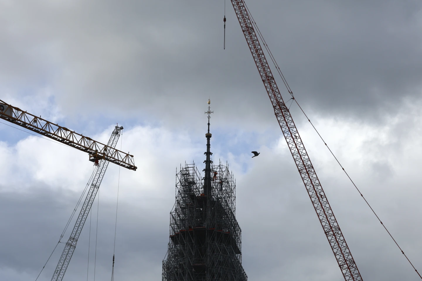 Notre Dame renaște din propria cenușă. Turla catedralei a fost reconstruită