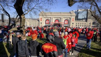Mai multe persoane au fost rănite într-un schimb de focuri la parada Super Bowl din Kansas City