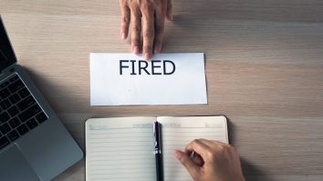 O companie trebuie să-i plătească 105.000 $ despăgubiri unei foste angajate. Femeia a fost concediată pentru că nu s-a pensionat după 65 de ani