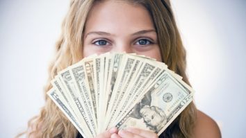 Cât ne costă fericirea? Psiholog: „Ea se bazează pe cunoașterea de sine iar partea financiară ne permite să experimentăm”