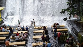 Ce locuri trebuie să vezi măcar o dată în viață? În Filipine poți servi masa direct pe malul unei cascade
