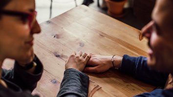 Ana Maria Ambrosie: „Flirtul poate fi o parte naturală și sănătoasă a interacțiunii umane”. Cât ajută flirtul în viața de zi cu zi?