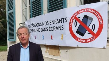 Fără telefoane în spații publice Primarul unei comune din Franța vrea să reducă timpul petrecut de tineri în online