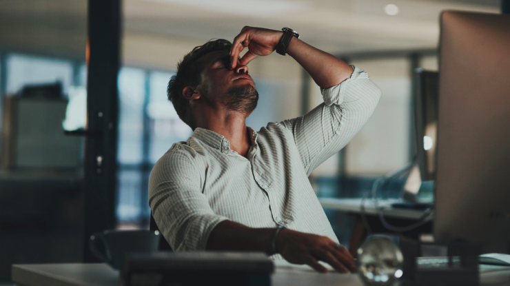 Gen. Z se confruntă cu mai multă presiune la locul de muncă decât generațiile anterioare. Profesor de psihologie: „Nu mai există barieră între job și viața privată”