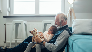 Riscul depresiei în rândul mamelor. De ce este atât de importantă implicarea bunicilor