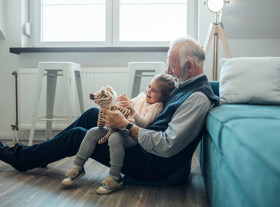 Riscul depresiei în rândul mamelor. De ce este atât de importantă implicarea bunicilor