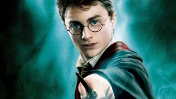 Un fan Harry Potter cu baghetă a fost confundat cu un cuțitar. Poliția înarmată a făcut un raid la hotelul în care acesta se afla