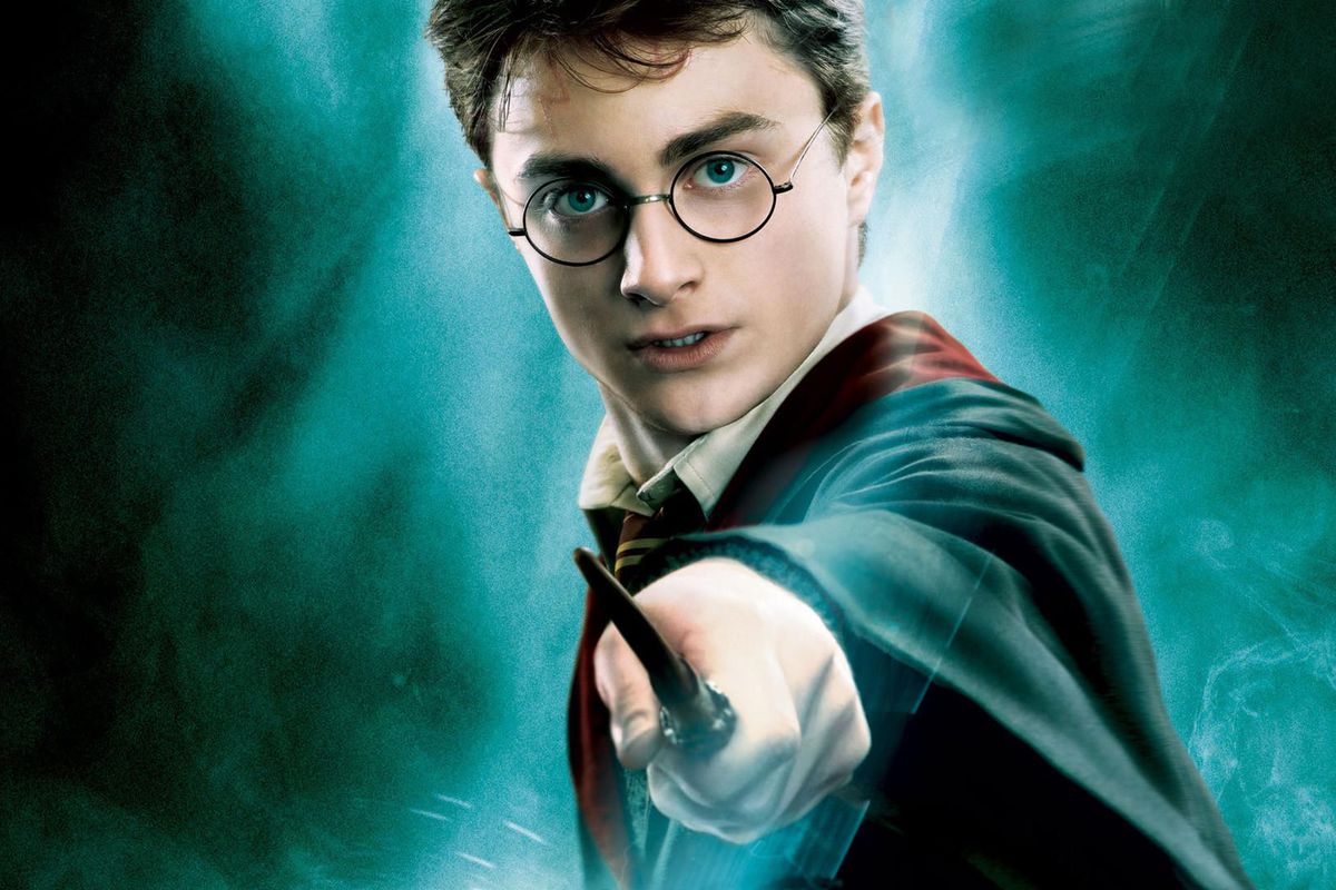 Un fan Harry Potter cu baghetă a fost confundat cu un cuțitar. Poliția înarmată a făcut un raid la hotelul în care acesta se afla