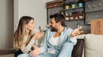 Expresiile cheie la care să fii atent într-o relaţie cu un narcisist. Ce sfaturi oferă un psiholog