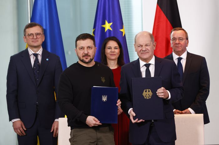 Războiul în Ucraina: Care sunt mizele militare și diplomatice ale vizitei lui Volodimir Zelenski în Franța și Germania?