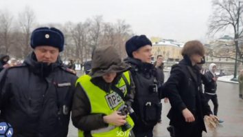 VIDEO. Poliția din Moscova îi arestează pe jurnaliști
