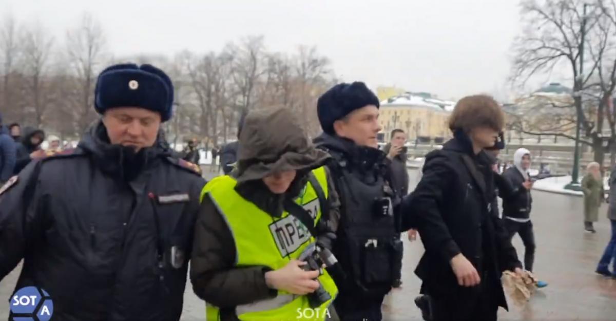 VIDEO. Poliția din Moscova îi arestează pe jurnaliști